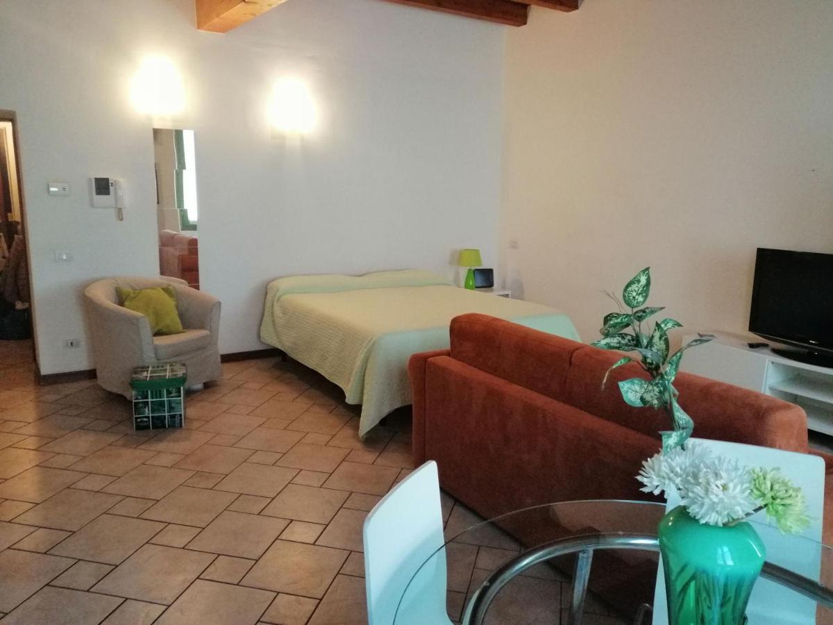 Soggiorno In Centro Storico Vimercate Bagian luar foto
